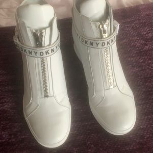 DKNY WEDGE SNEAKERS 8.5